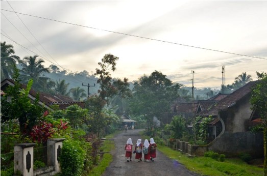 Anak-anak desa Mandalamekar beriringan menuju sekolah yang jaraknya cukup jauh