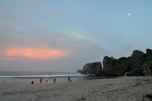 Pagi di Siung Beach, para toekang poto berkejaran dengan jingga dan bulan yang masih muncul di langit