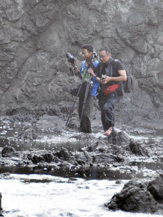 Kang Dudi dan Kang Jali basah kuyup pasca tersiram ombak