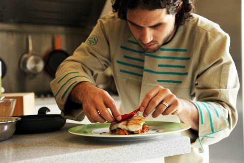 Chef melakukan plating untuk sebuah food presentation yang indah | Sumber: Google