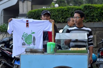 Pedagang Bandros Dukung Go Pangan Lokal | Foto: Hesty Ambarwati