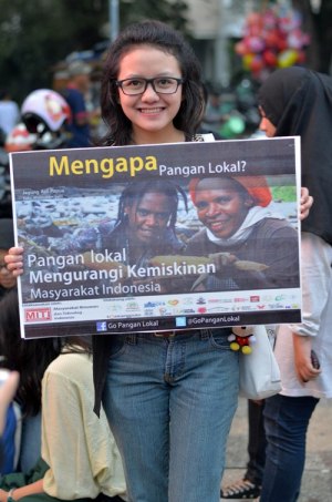 Salah satu perserta kampanye memegang poster berisi seruan mengonsumsi Pangan Lokal