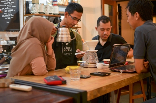 Eksperimen, nyeduh kopi Java Preanger yang disangrai sendiri oleh Kang Sandro